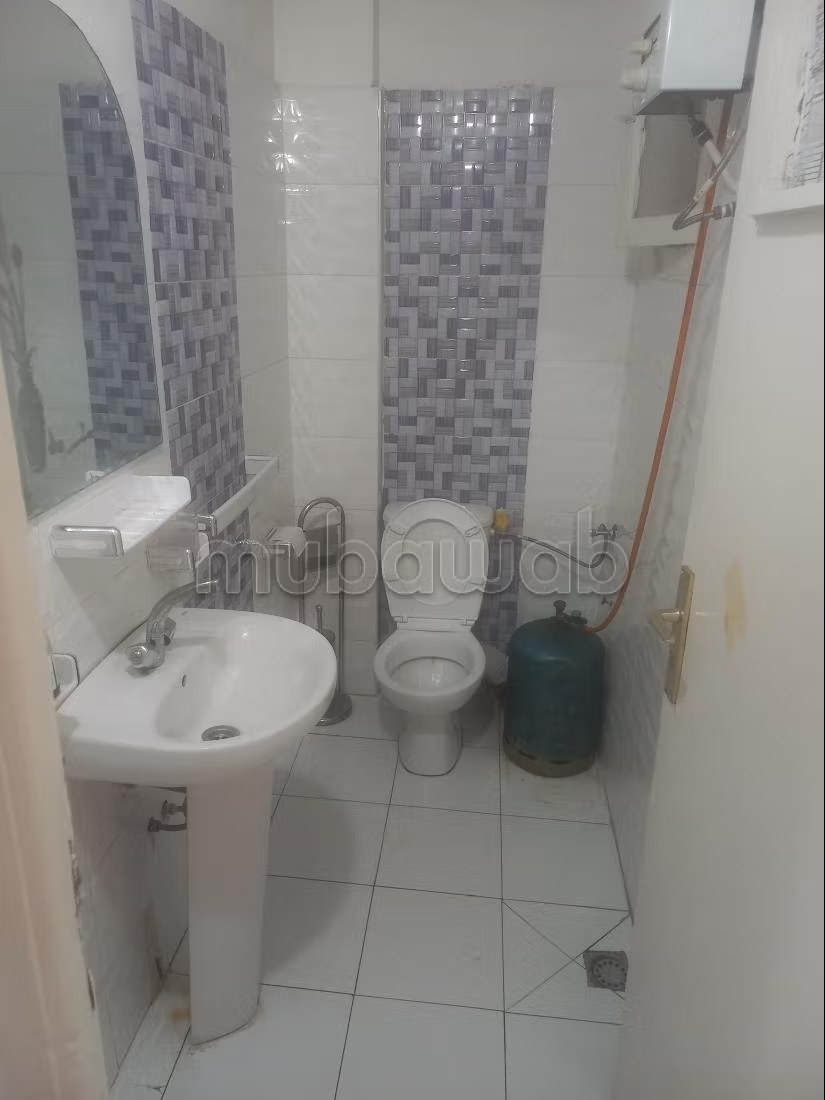 Location d'un appartement à Agdal. 
1 chambre. 
Porte blindée, salon marocain