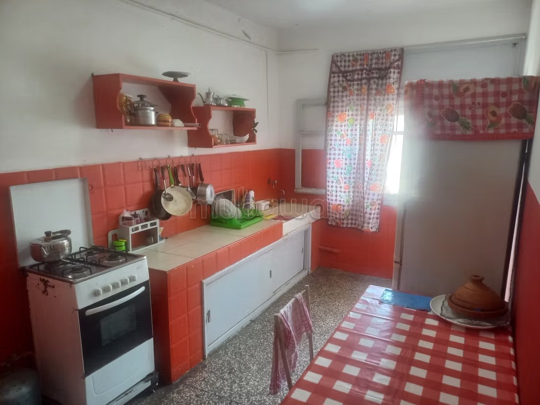 Location d'un appartement à Agdal. 
1 chambre. 
Porte blindée, salon marocain