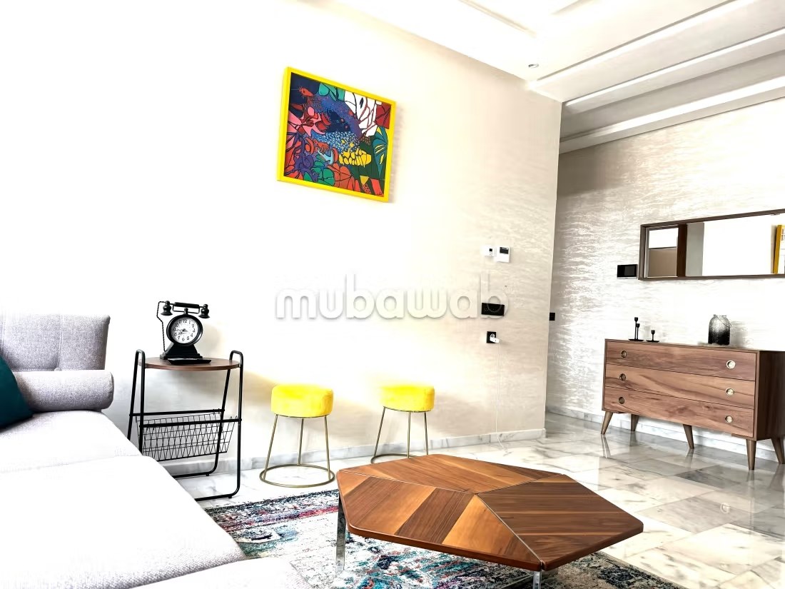 Location saisonnière à Founti. Résidence à 300 mètres de la plage 1 chambre. Places de stationnement et terrasse