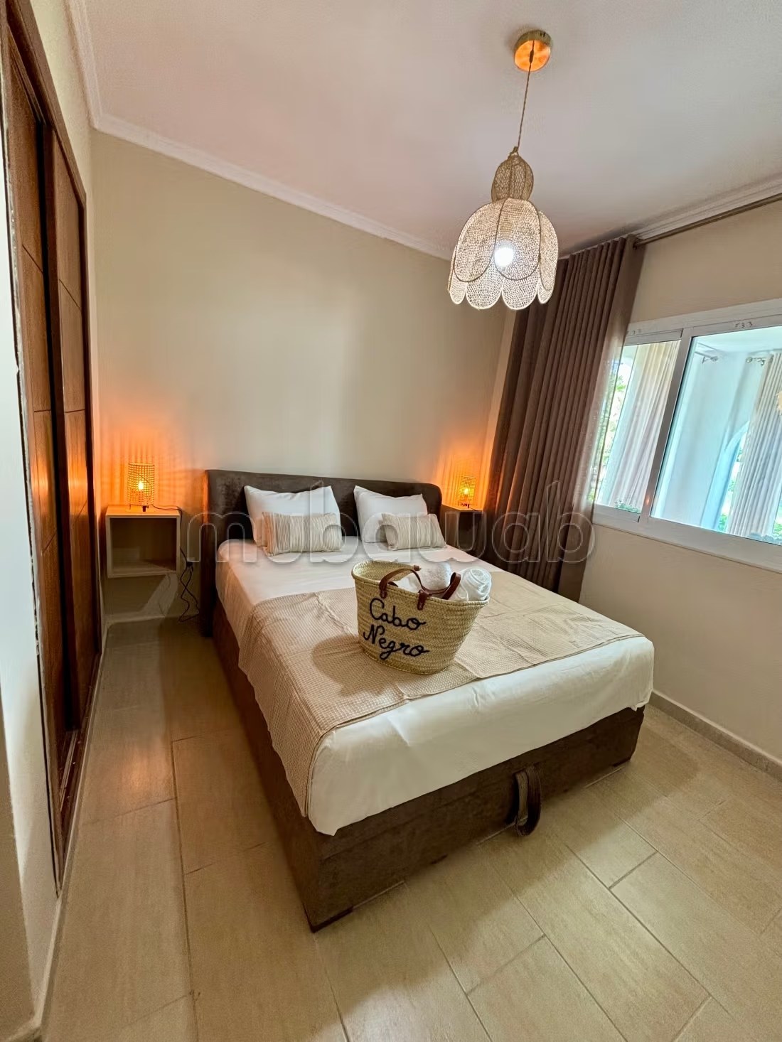 Location d'un appartement à Cabo Negro. Surface de 150 m². Belle terrasse et jardin