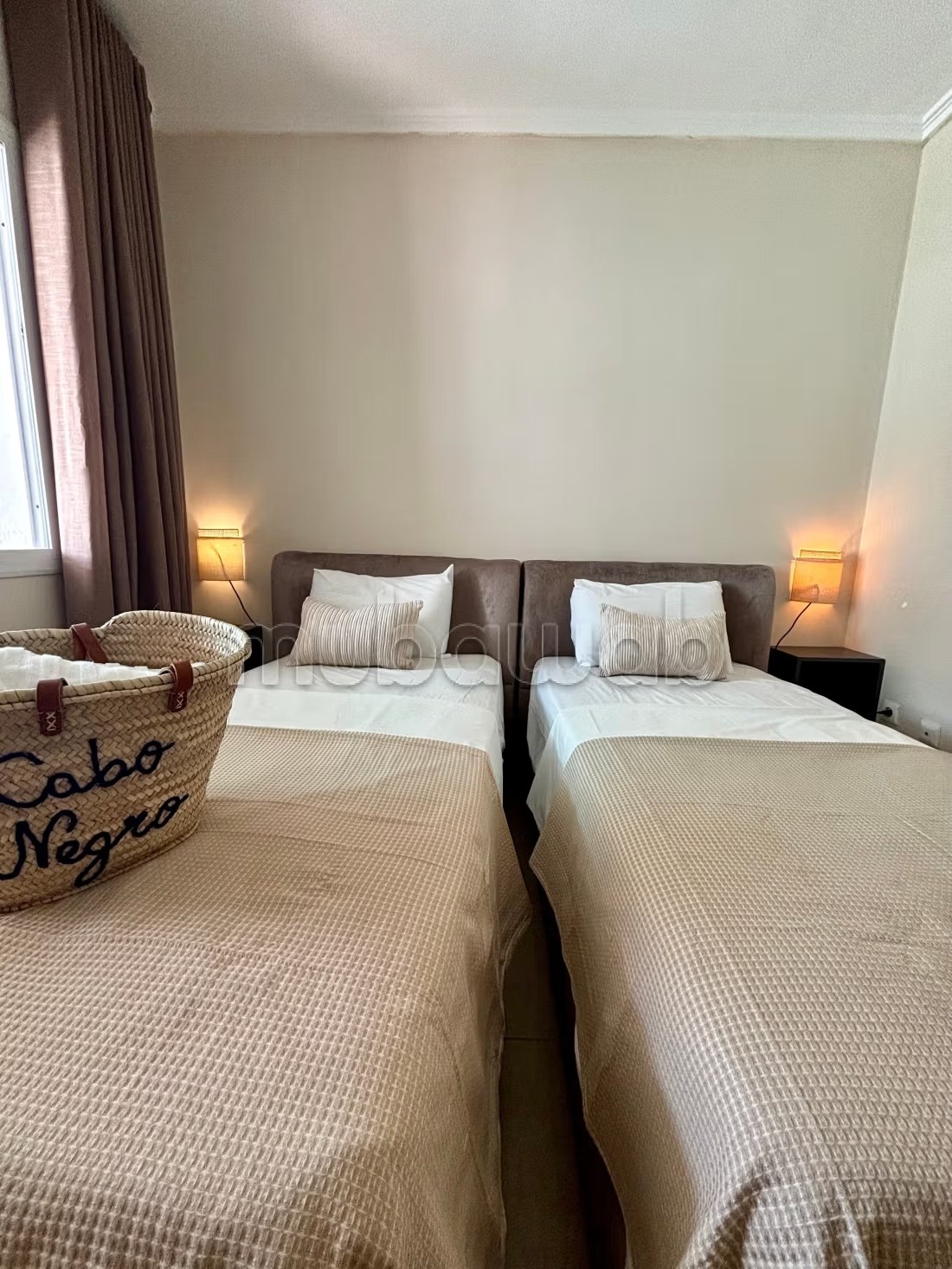 Location d'un appartement à Cabo Negro. Surface de 150 m². Belle terrasse et jardin