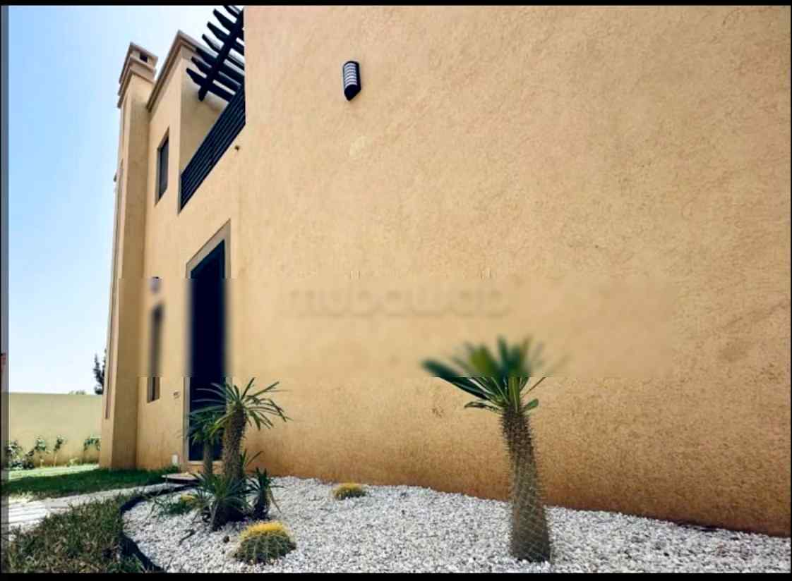 Villas et maisons de luxe à louer à KLiz. Surface 350 m². Terrasse et jardin