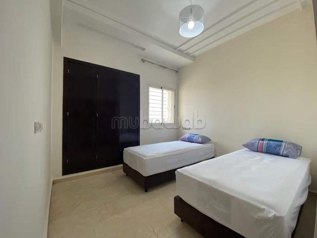 Location saisonnière à Agdal. 
Superficie 170 m². 
Salon traditionnel et système d'antenne parabolique