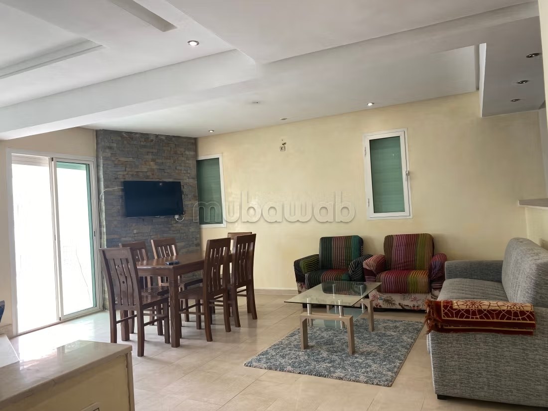 Location saisonnière à Agdal. 
Superficie 170 m². 
Salon traditionnel et système d'antenne parabolique