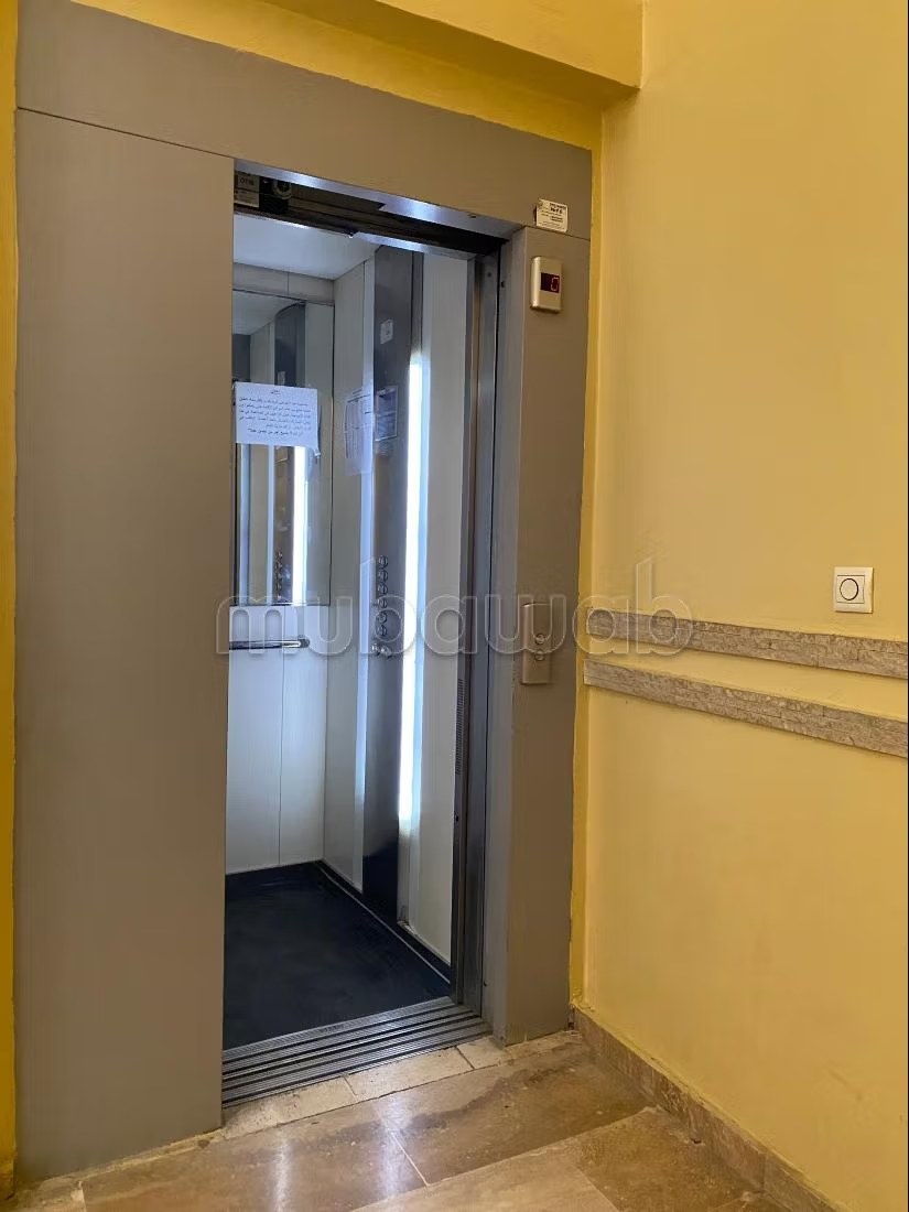 Location saisonnière à Agdal. 
Superficie 170 m². 
Salon traditionnel et système d'antenne parabolique - Photo 14