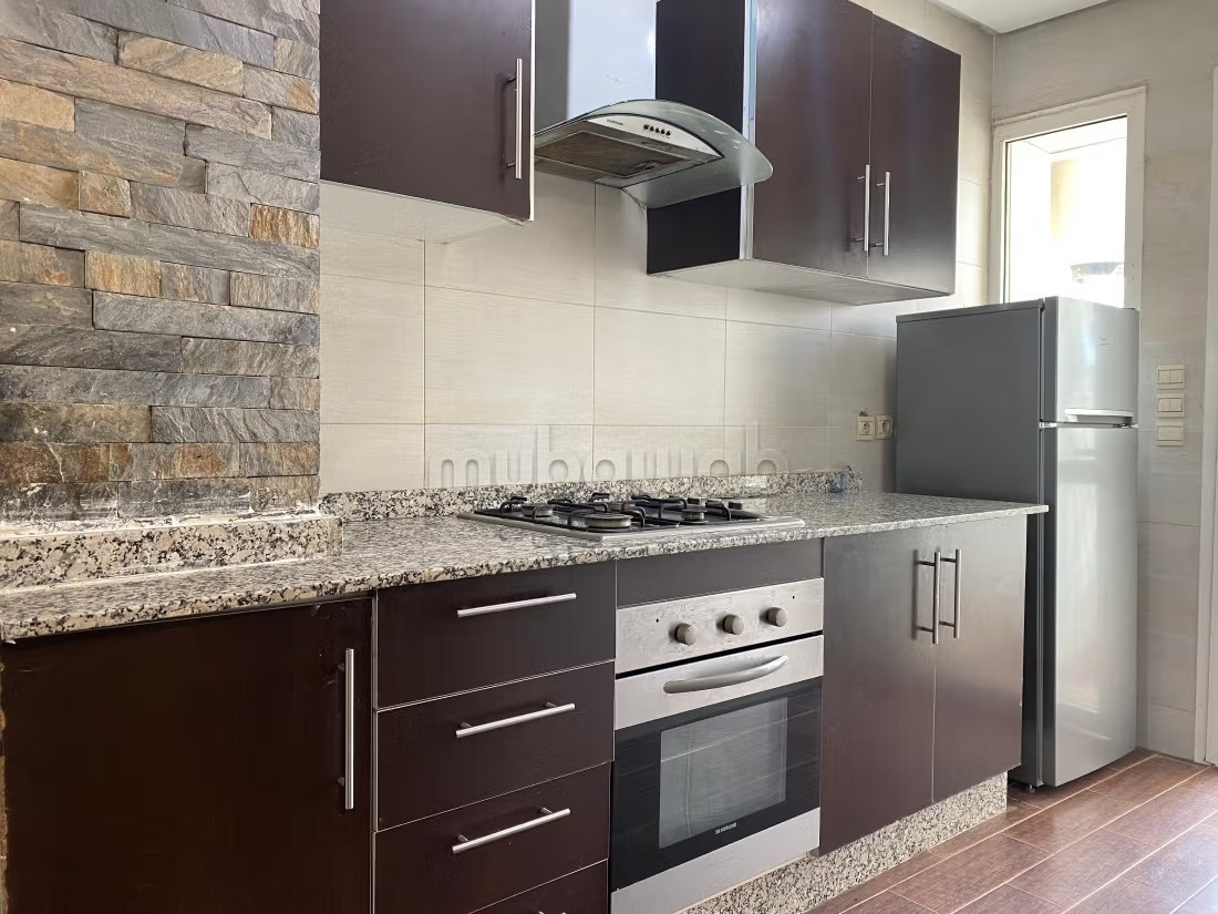 Location saisonnière à Agdal. 
Superficie 170 m². 
Salon traditionnel et système d'antenne parabolique - Photo 8