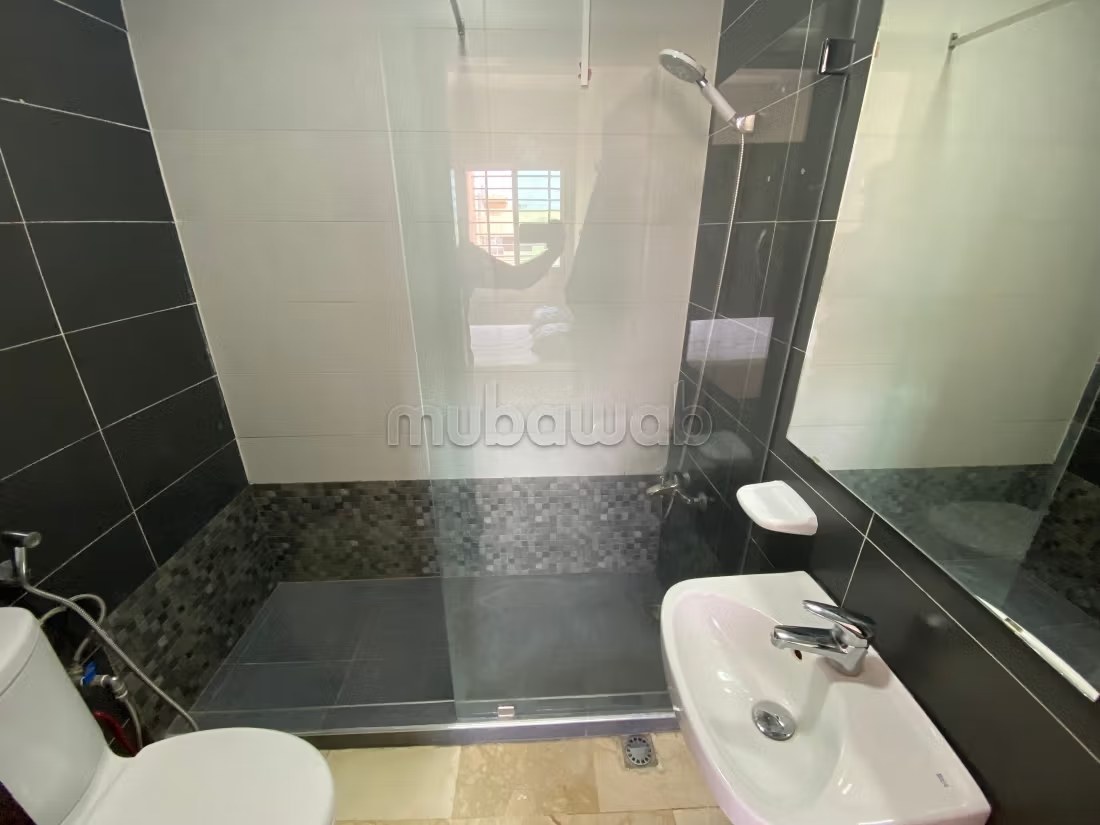 Location saisonnière à Agdal. 
Superficie 170 m². 
Salon traditionnel et système d'antenne parabolique - Photo 13
