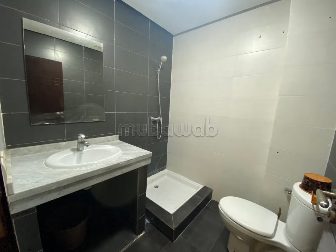 Location saisonnière à Agdal. 
Superficie 170 m². 
Salon traditionnel et système d'antenne parabolique - Photo 15