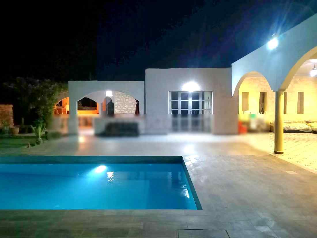 Location villa de haut standing à Sidi Kaouki. Surface totale 3000 m². Salon traditionnel et système d'antenne parabolique