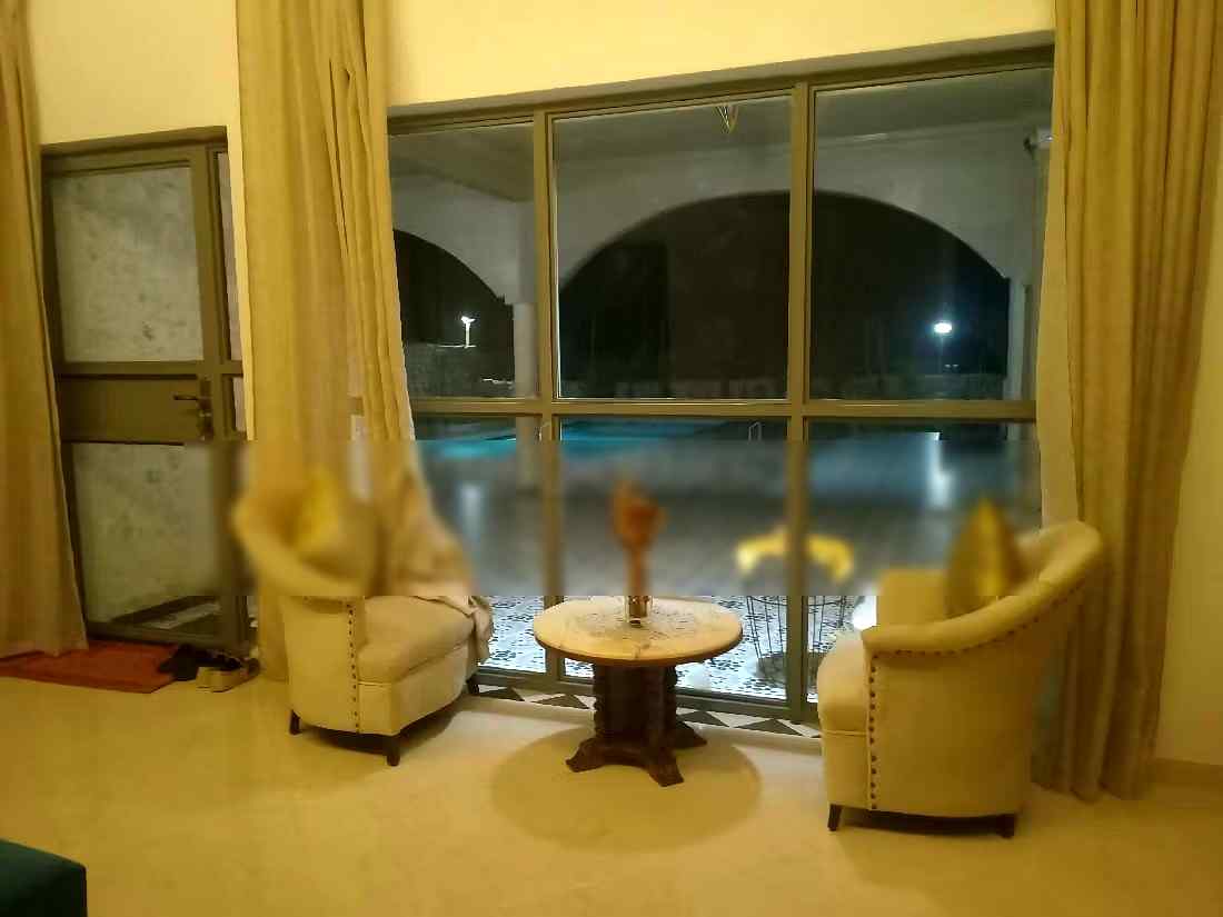Location villa de haut standing à Sidi Kaouki. Surface totale 3000 m². Salon traditionnel et système d'antenne parabolique