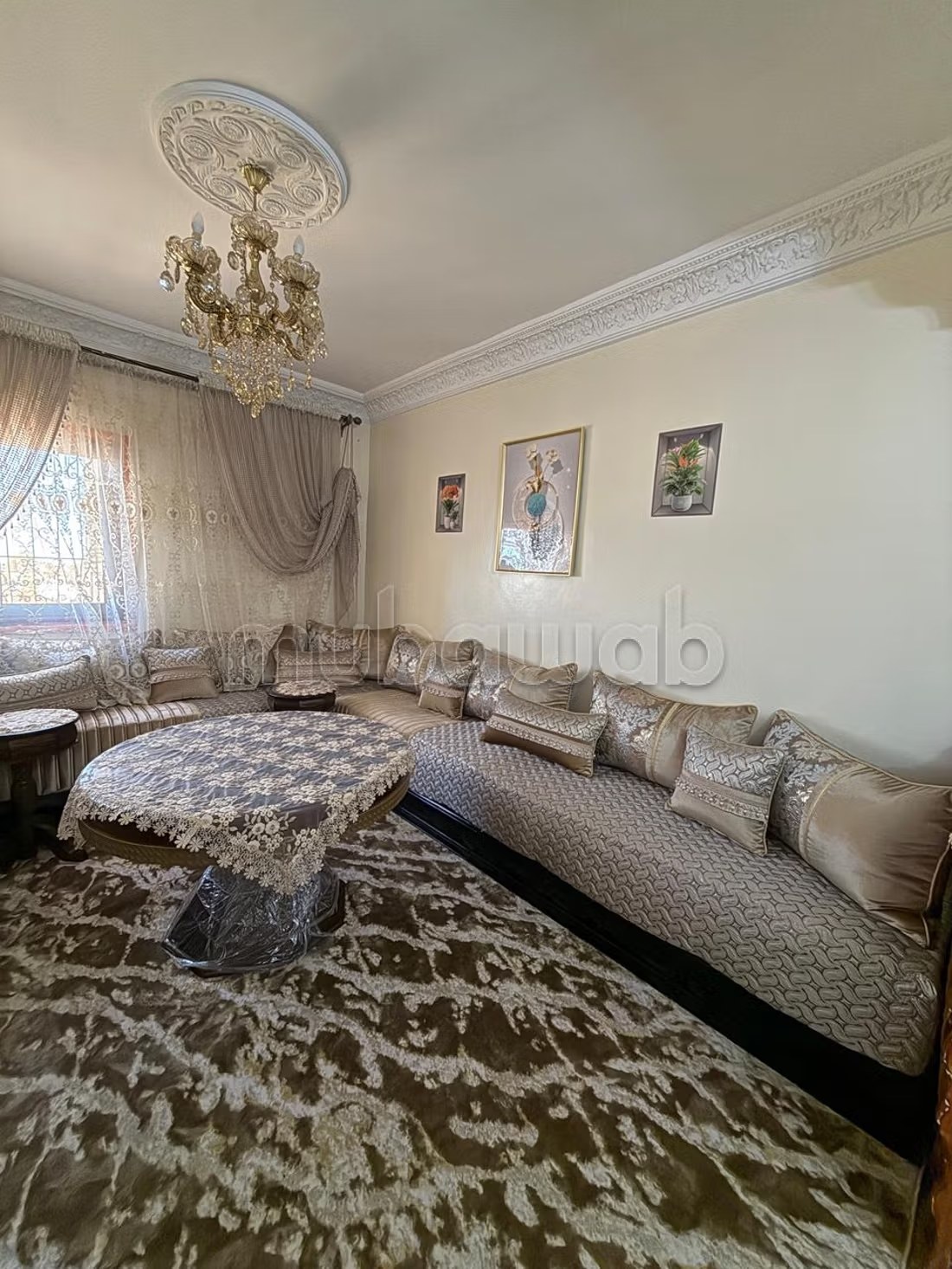 Appartements à louer à Hamria. 
Surface de 40 m². 
Système de parabole et salon marocain