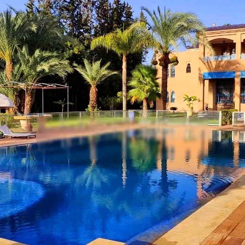 Maison de luxe à louer à Route de Fez. 5 grandes pièces. Cheminée et concierge