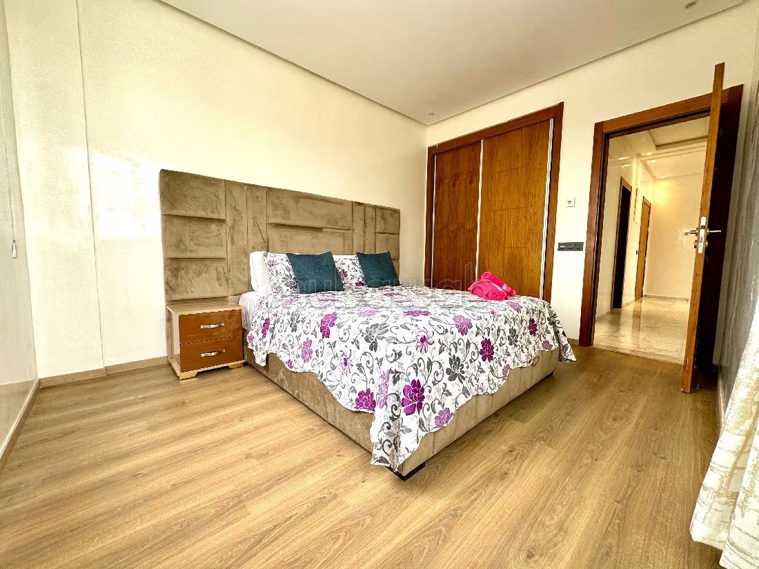 Appartement à louer courte durée à Agadir bay secteur touristique 
deux chambre salon cuisine équipée superficie 75 mètres carrés piscine à 300 mètres de la plage