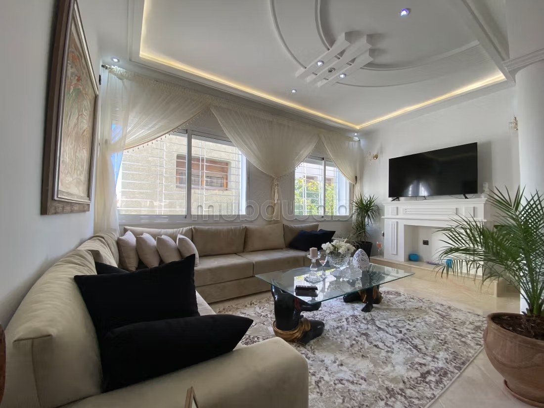 Appartements à louer en Centre. 
3 belles chambres. 
Système de parabole et salon marocain