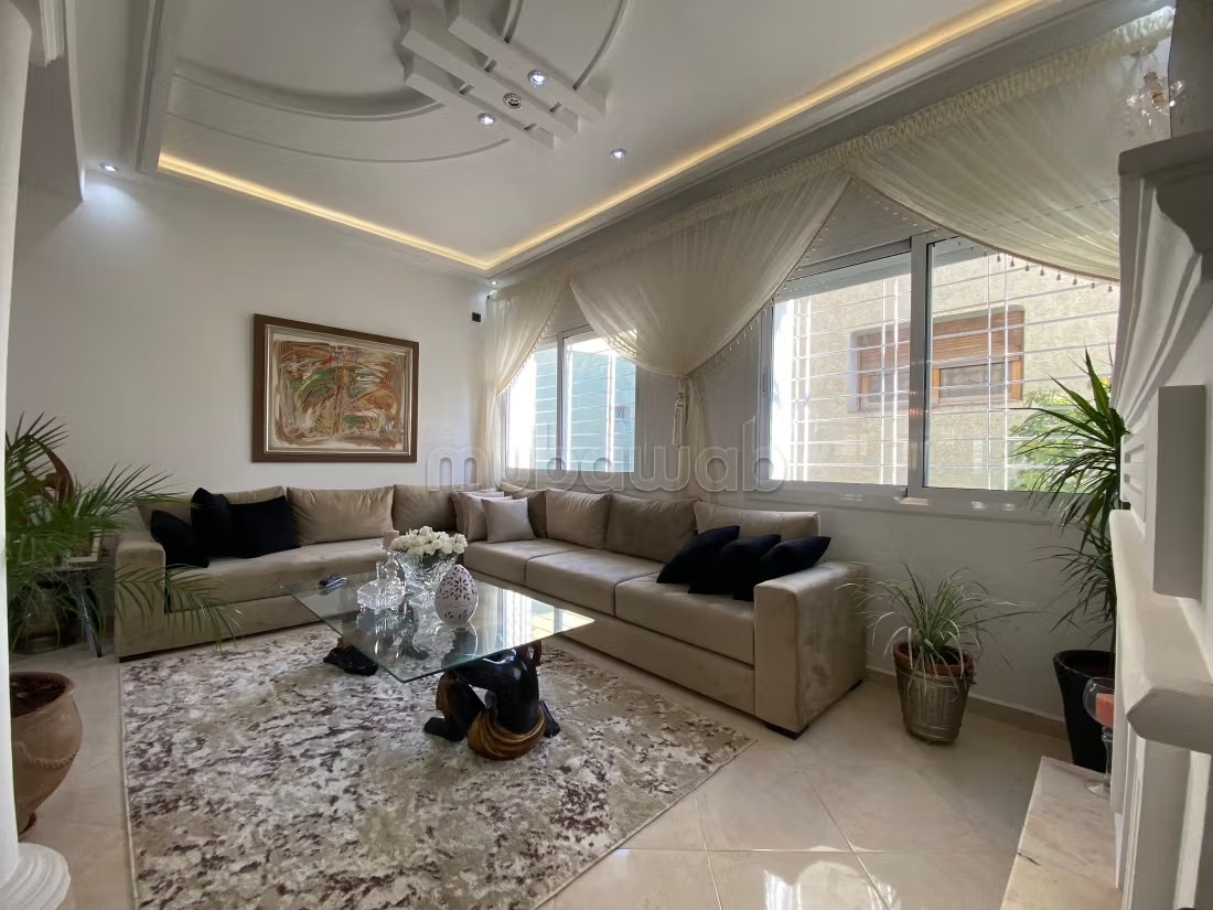Appartements à louer en Centre. 
3 belles chambres. 
Système de parabole et salon marocain