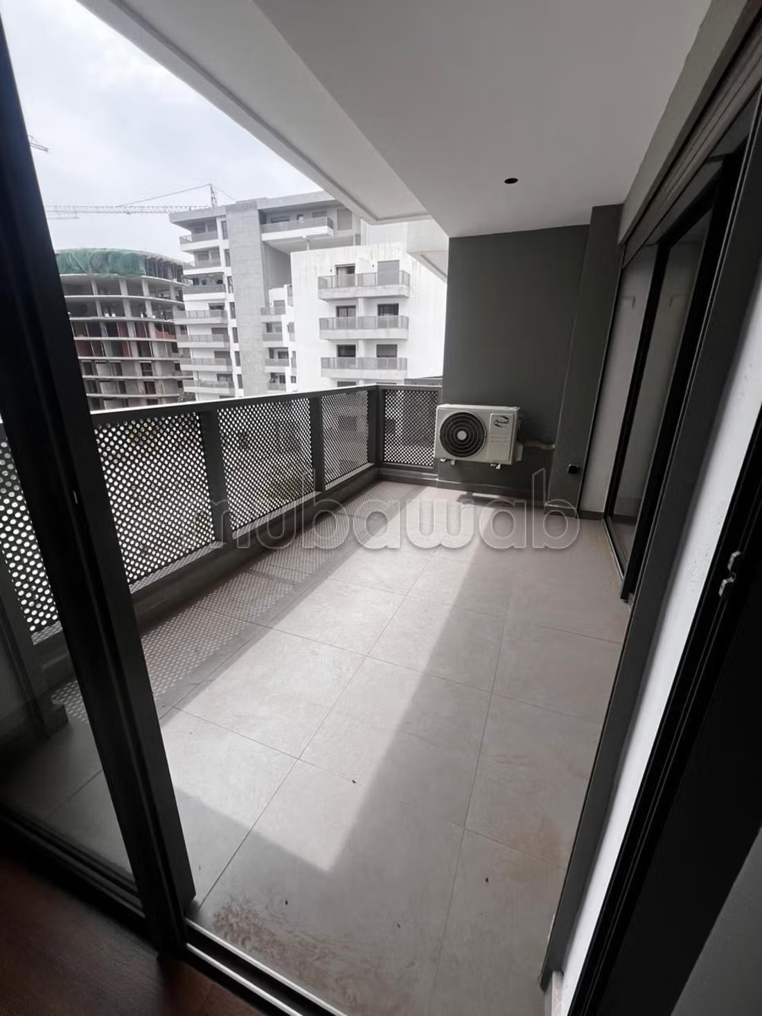 Location d'un appartement à Ain Diab Extension. 
2 chambres agréables. 
Antenne parabolique, résidence sécurisée