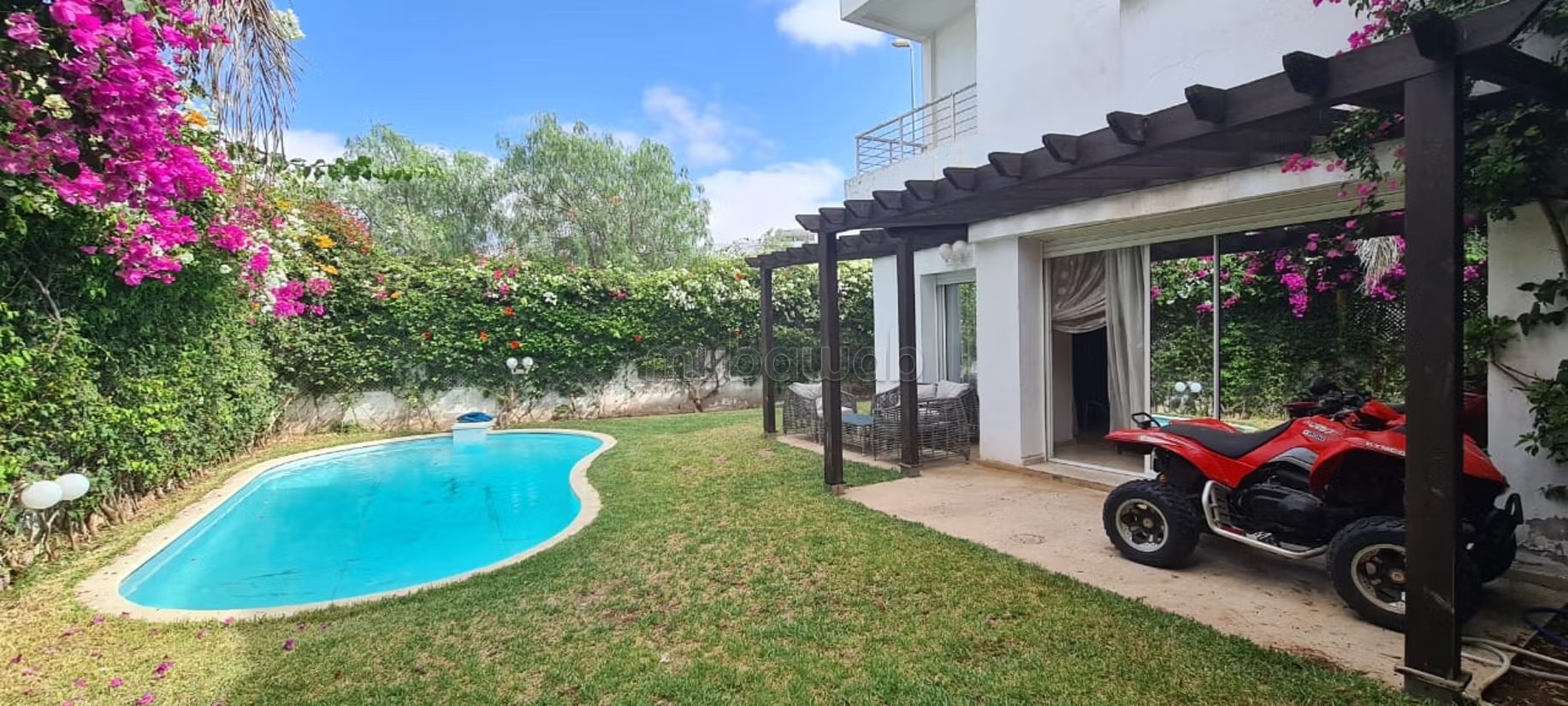 Location d'un appartement à Dar Bouazza. 
4 belles chambres. 
Terrasse et jardin