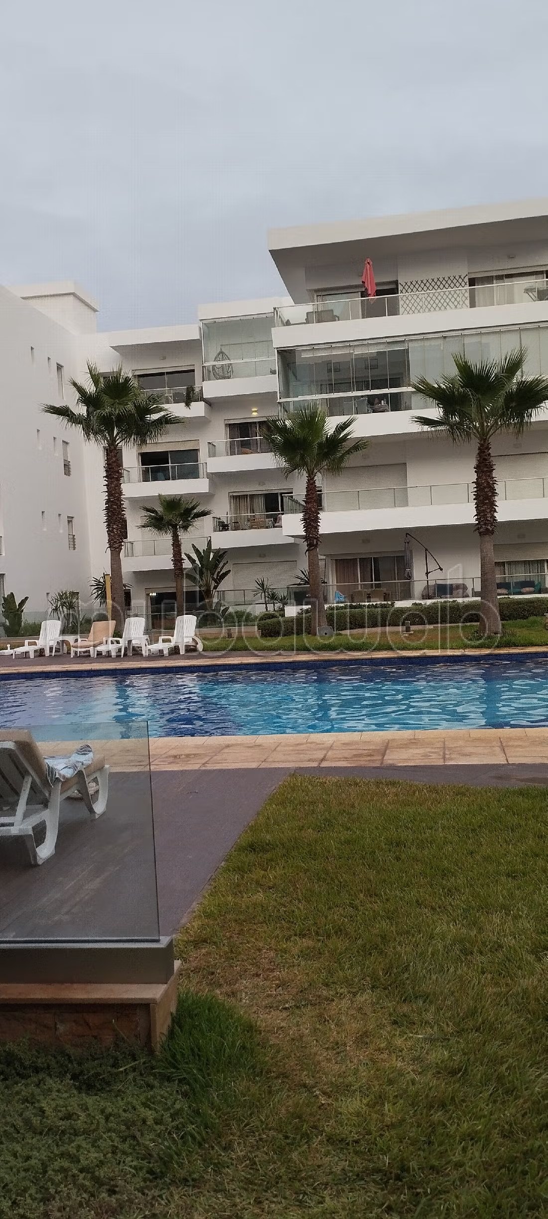 Location saisonnière à Dar Bouazza. Surface totale 170 m². Places de parking et terrasse
