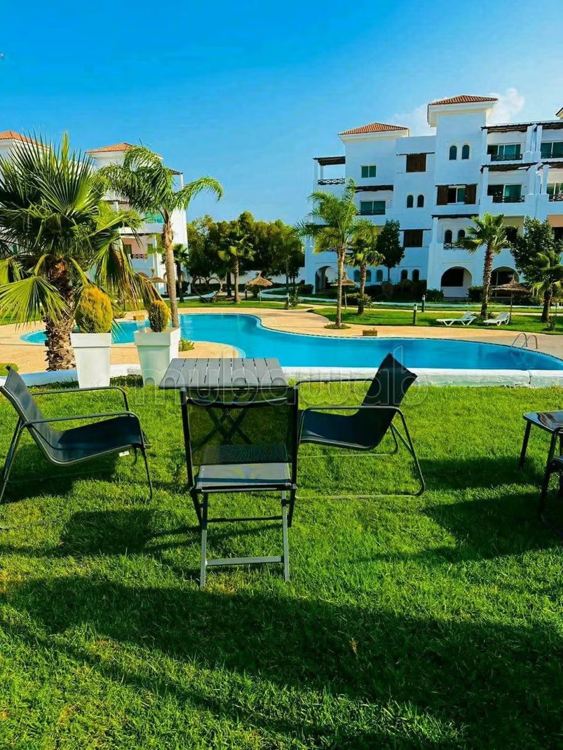 Location saisonnière à Cabo Negro. 2 belles chambres. Terrasse et jardin