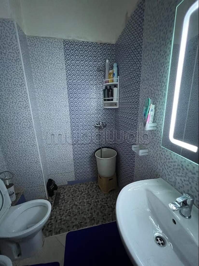 Location d'un appartement à Tanja Balia. 2 chambres. Salon traditionnel et porte blindée