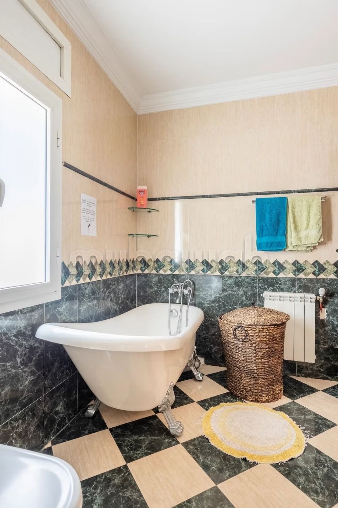Villa de standing à louer pour vos vacances à Jbel Kbir. Superficie 1000 m². Jardin et terrasse