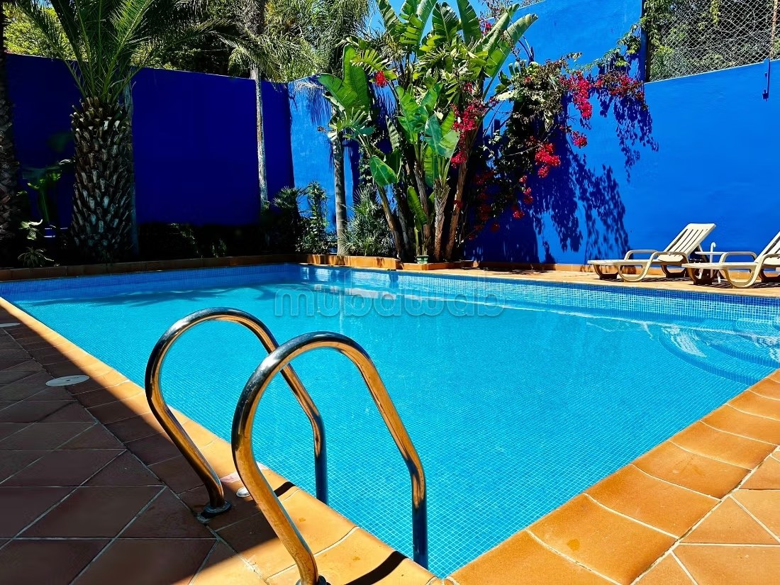 Villa de standing à louer pour vos vacances à Jbel Kbir. Superficie 1000 m². Jardin et terrasse