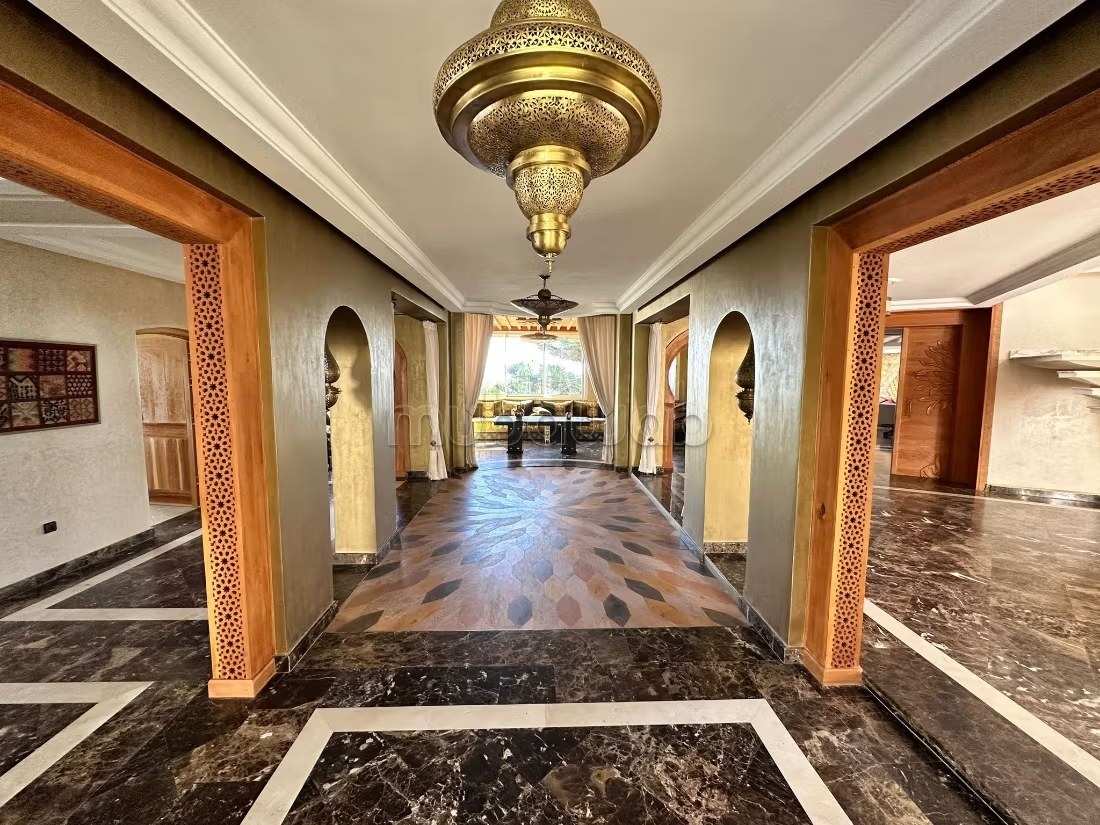 Villa de standing à louer pour vos vacances à Jbel Kbir. Superficie 1000 m². Jardin et terrasse
