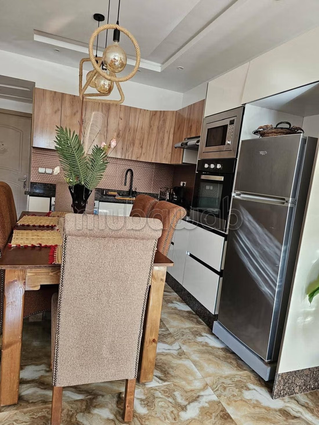 Location saisonnière à Bab Al Bahar. Superficie 72 m². Fenêtres double vitrage et chauffage central