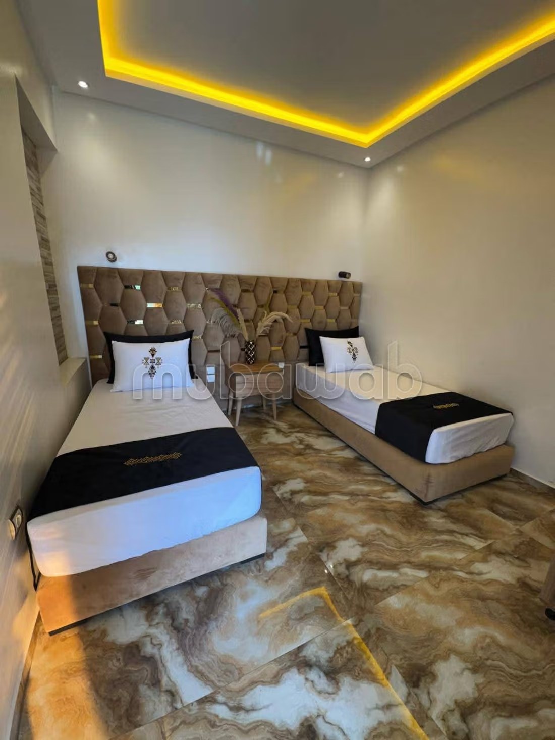 Location saisonnière à Bab Al Bahar. Superficie 72 m². Fenêtres double vitrage et chauffage central