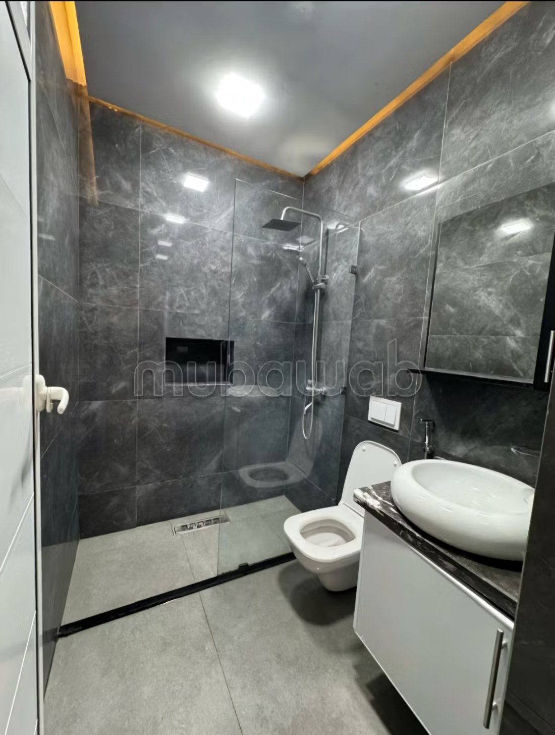 Location saisonnière à Bab Al Bahar. Superficie 72 m². Fenêtres double vitrage et chauffage central - Photo 9