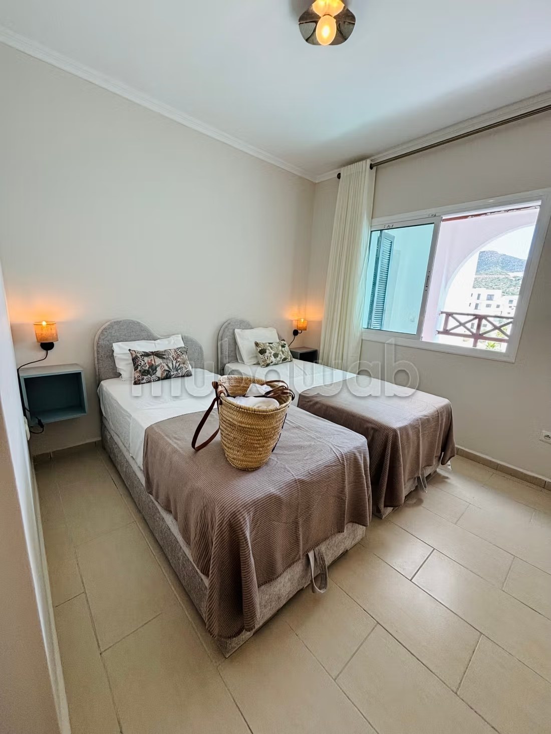 Location d'un appartement à Cabo Negro. 2 belles chambres. Piscine, climatisation