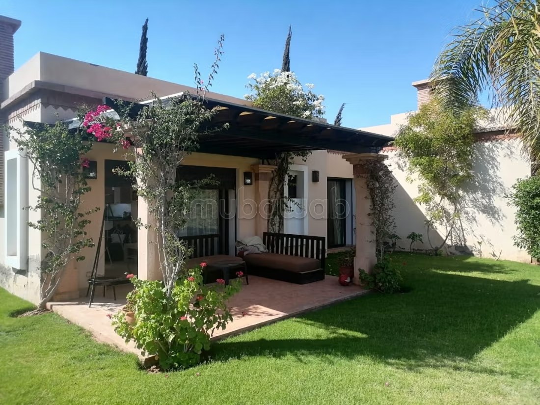 Belle villa avec piscine à Diyar Shamsi 
Agadir
