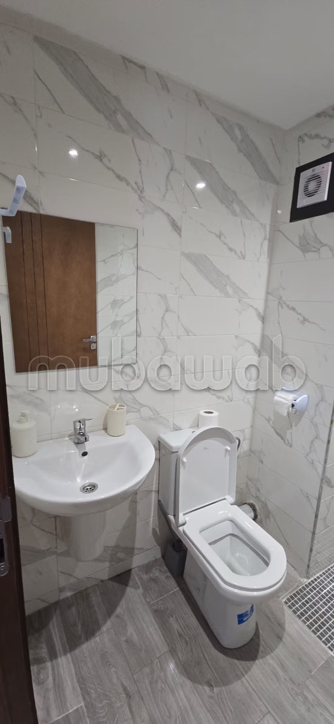 Appartement de vacances à louer à Mimosas. 5 pièces confortables. Ascenseur et stationnement