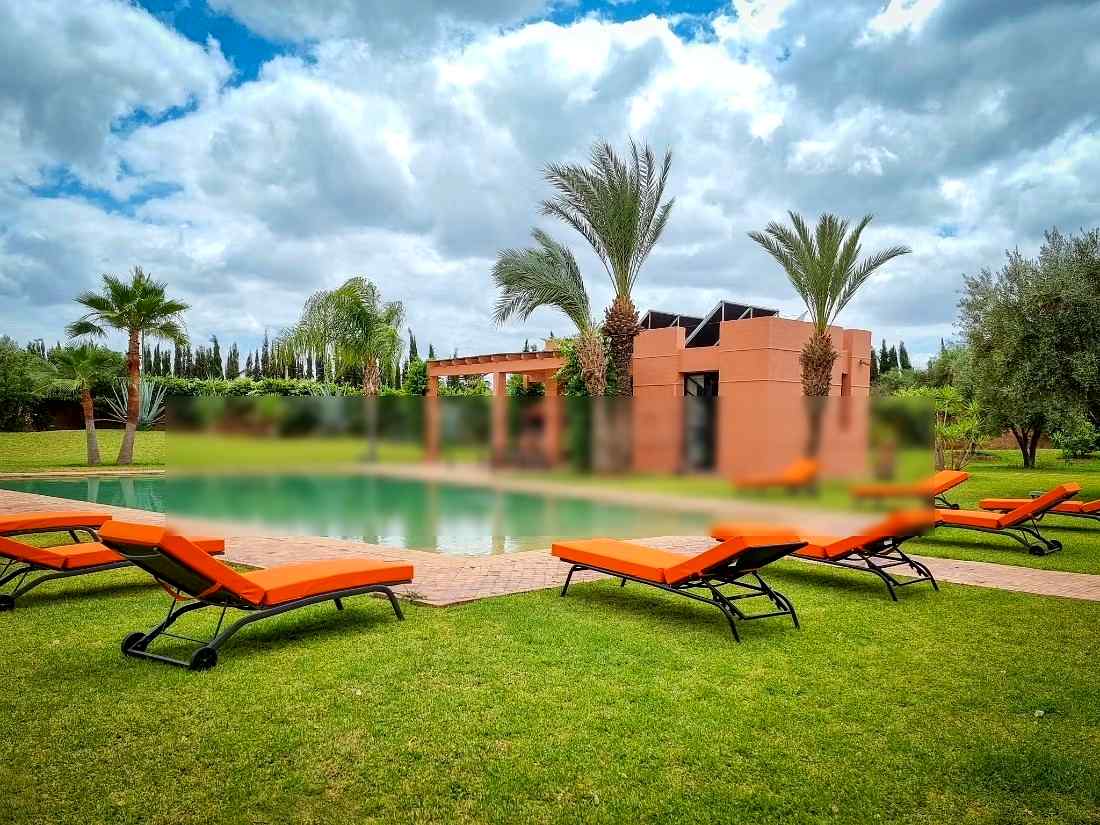 Villa de standing à louer pour vos vacances avec cuisinière à Sidi Abdallah Ghiat.
Belle piscine 20 m terrasse et jardin 10000 Dhs par jour