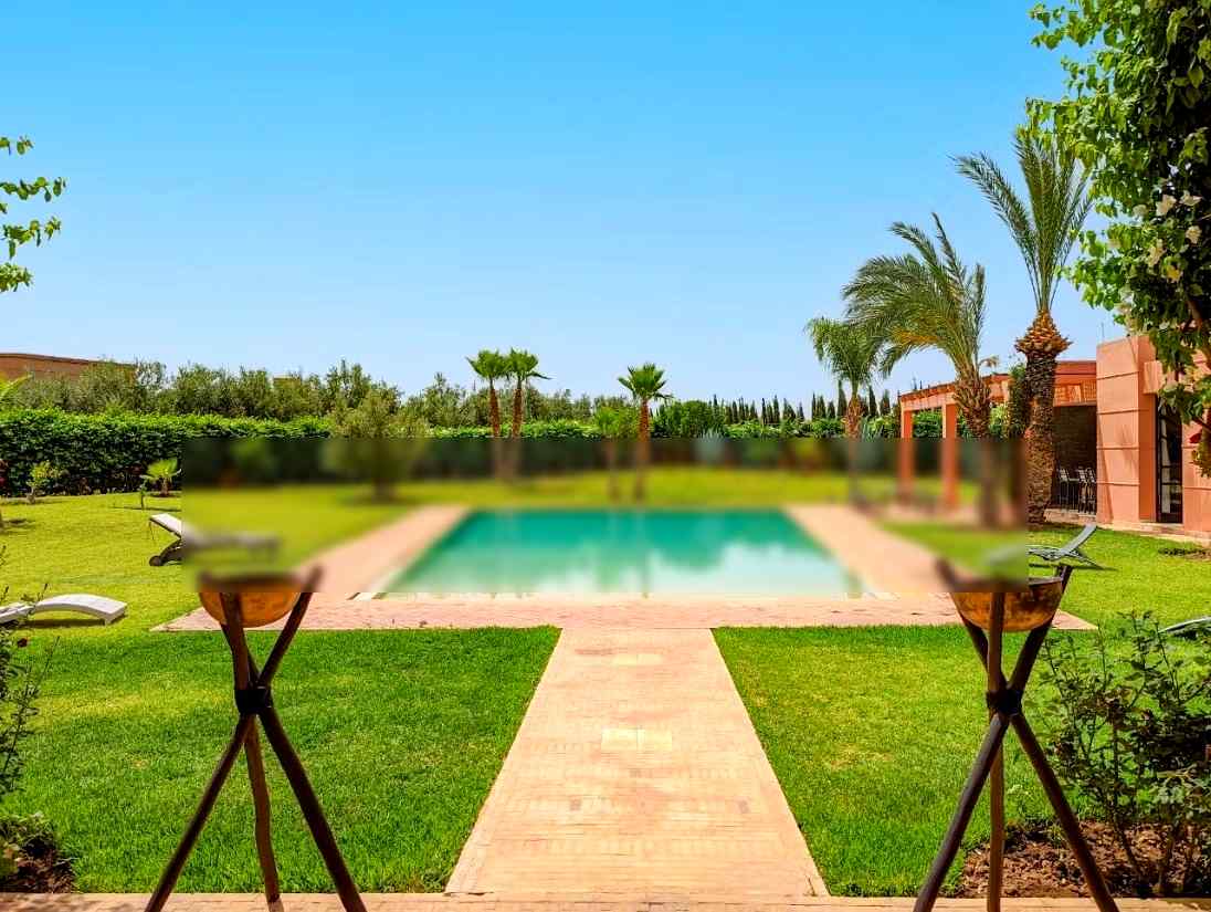 Villa de standing à louer pour vos vacances avec cuisinière à Sidi Abdallah Ghiat.
Belle piscine 20 m terrasse et jardin 10000 Dhs par jour - Photo 9