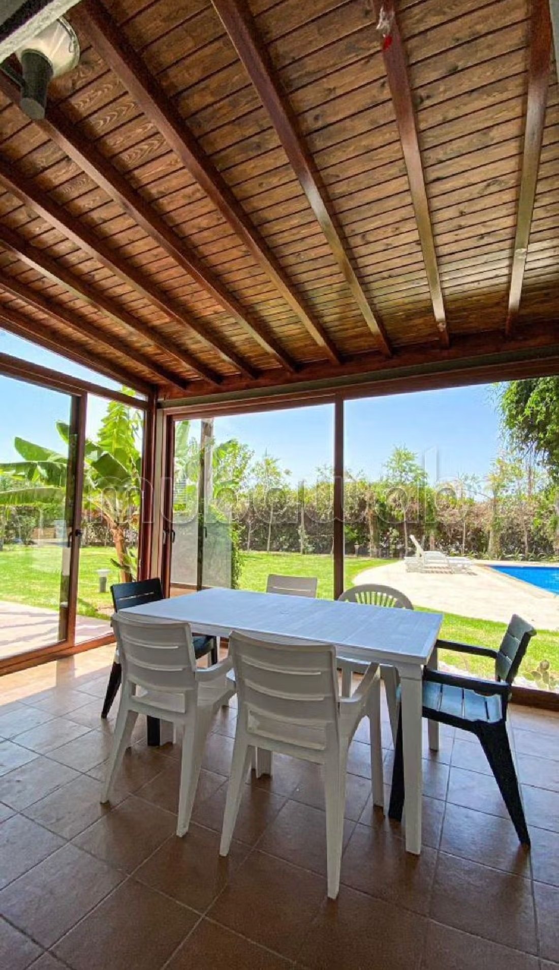 Magnifique villa à louer pour vos vacances à Sania. 5 chambres agréables. Vue exceptionnelle sur la mer, chauffage central