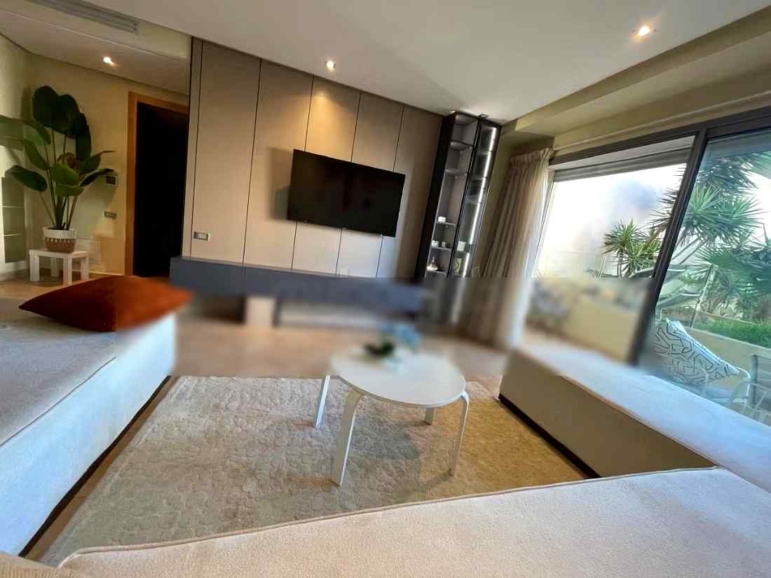 Appartements à louer à La Siesta. 3 chambres agréables. Parking et terrasse