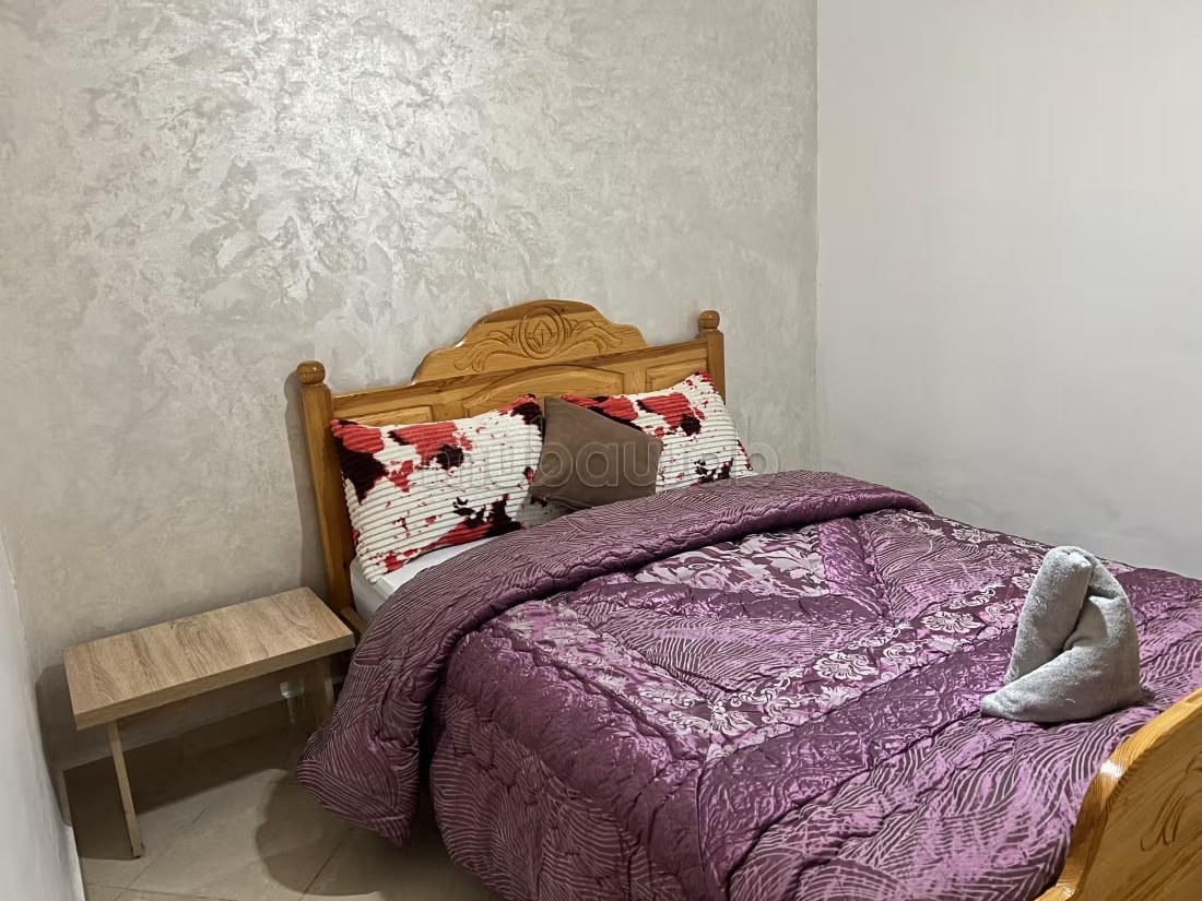 Location d'un appartement à Tanja Balia. Surface totale 40 m². Salon Marocain, sécurité