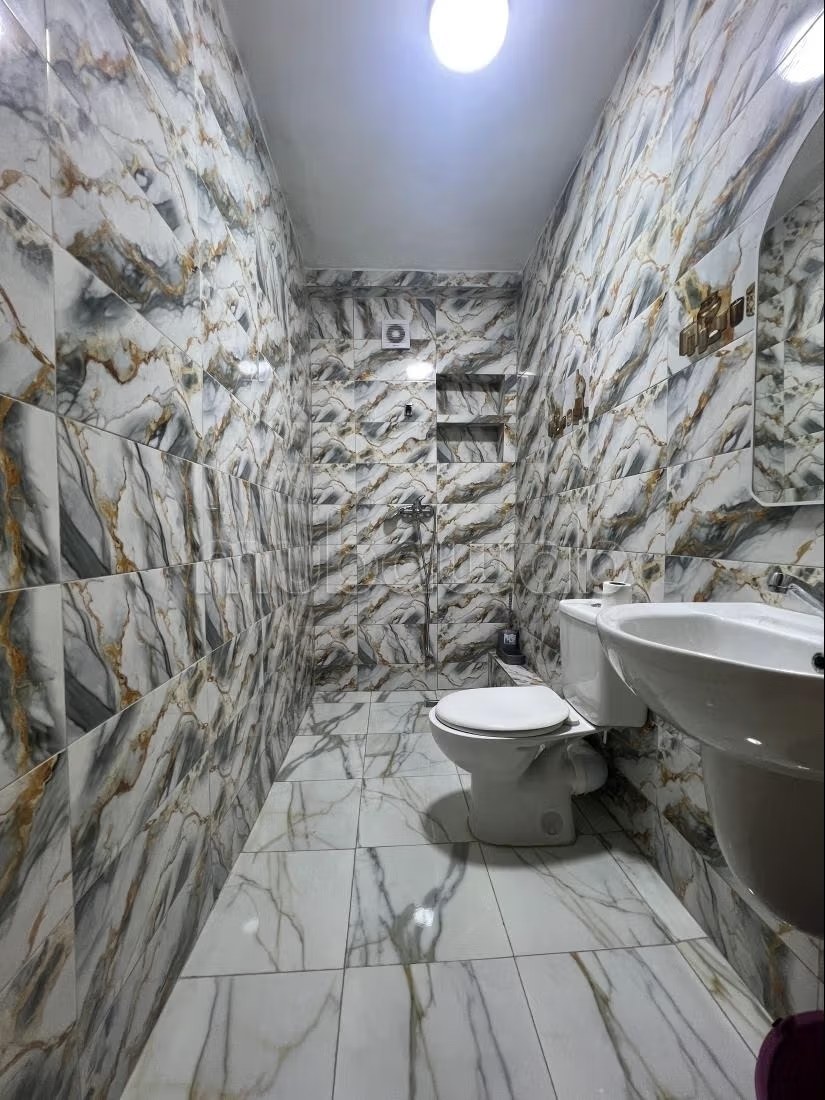 Location d'un appartement à Tanja Balia. Surface totale 40 m². Salon Marocain, sécurité - Photo 6