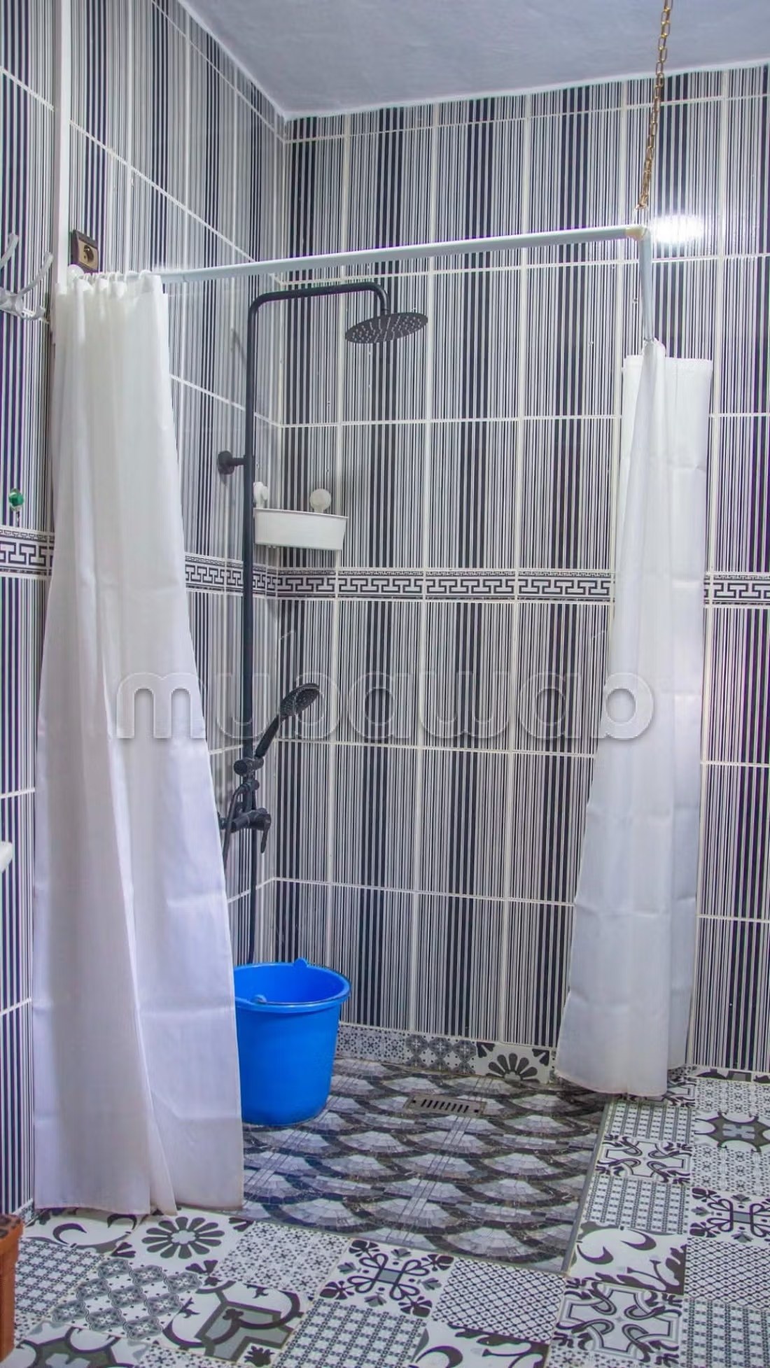 Appartements à louer à Chefchaouen. Surface totale de 100 m². Salon marocain traditionnel et porte solide