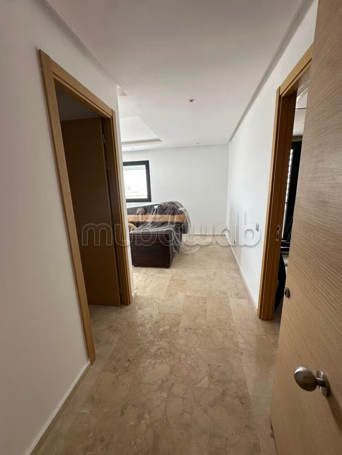 Location d'un appartement à Riyad. 3 chambres agréables. Système de parabole et salon marocain