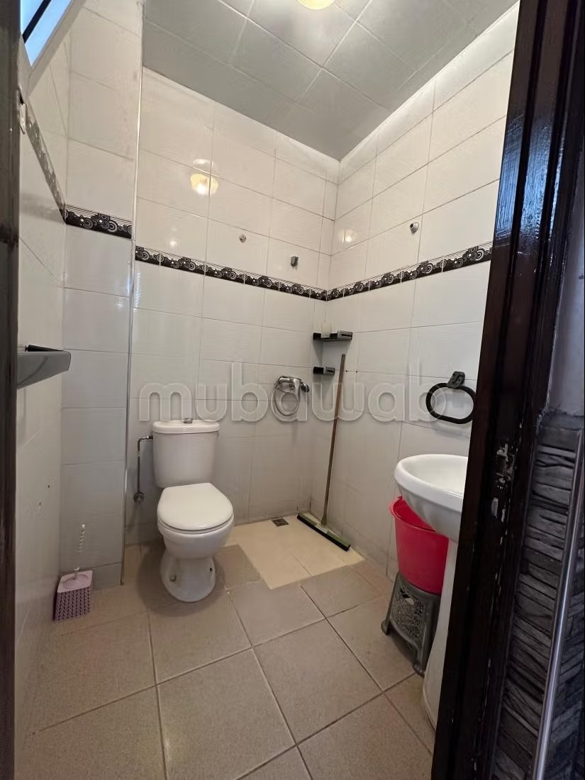 Location d'un appartement à Hay Salam. Surface de 60 m². Salon traditionnel et porte blindée