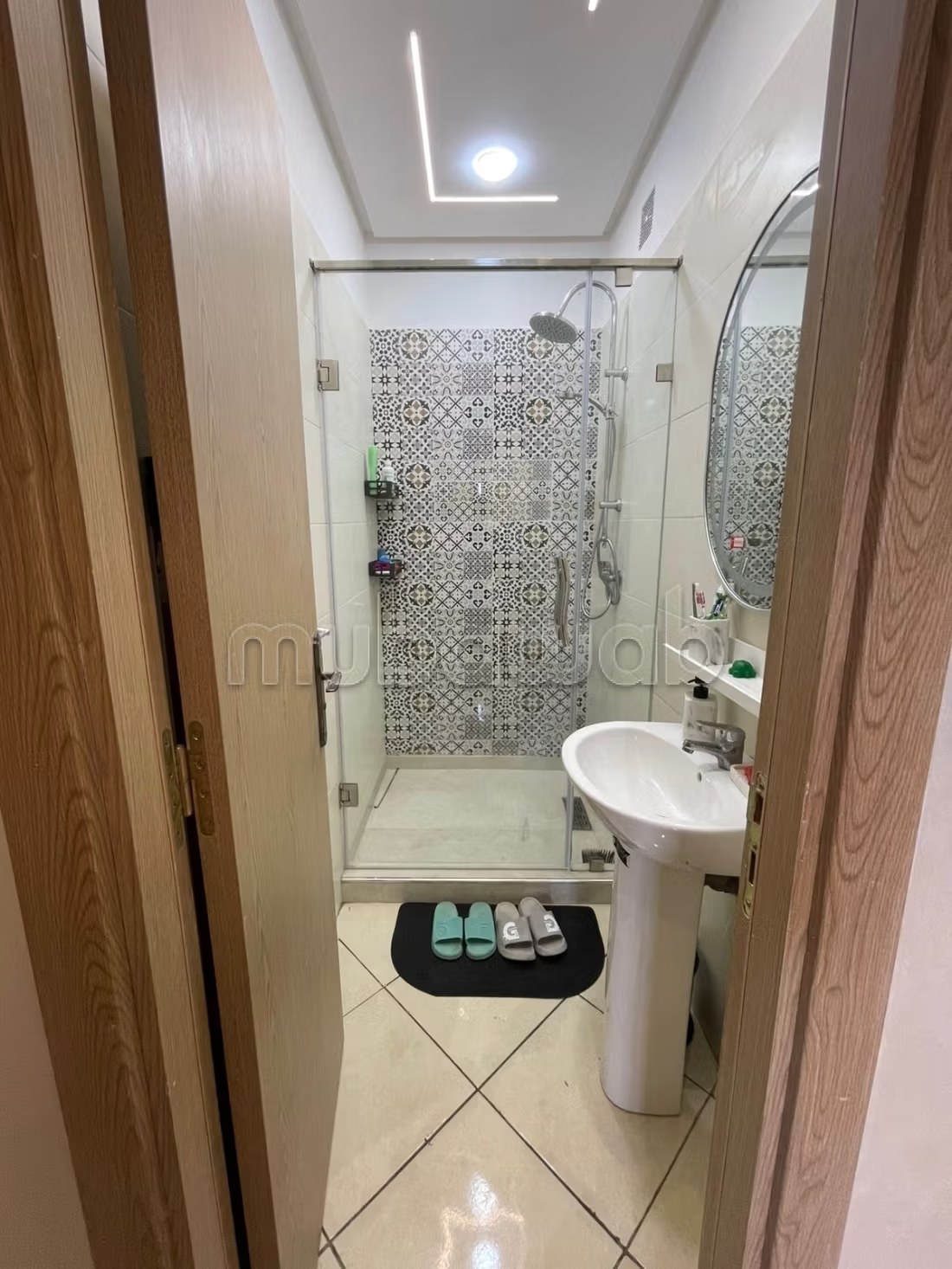 Location saisonnière à Plage rose marée. 
3 pièces. 
Porte blindée, salon traditionnel