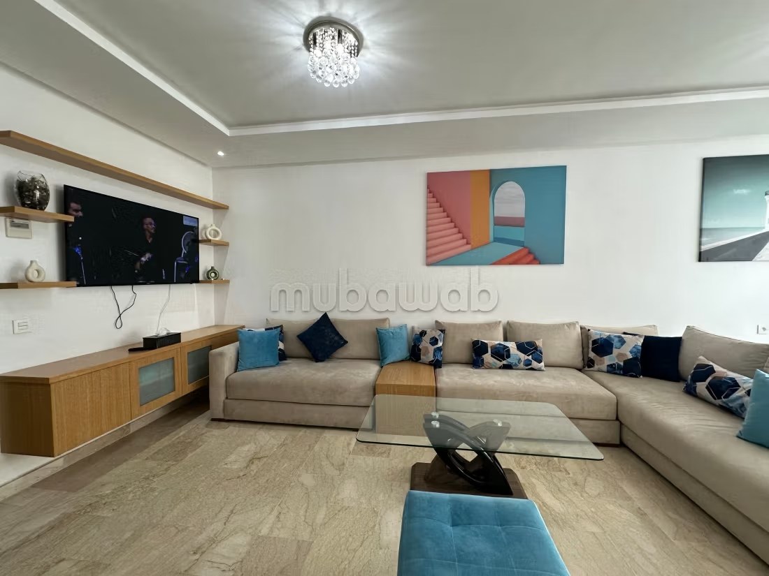Appartements à louer à Founti. 7 grandes pièces. Avec ascenseur et espace vert