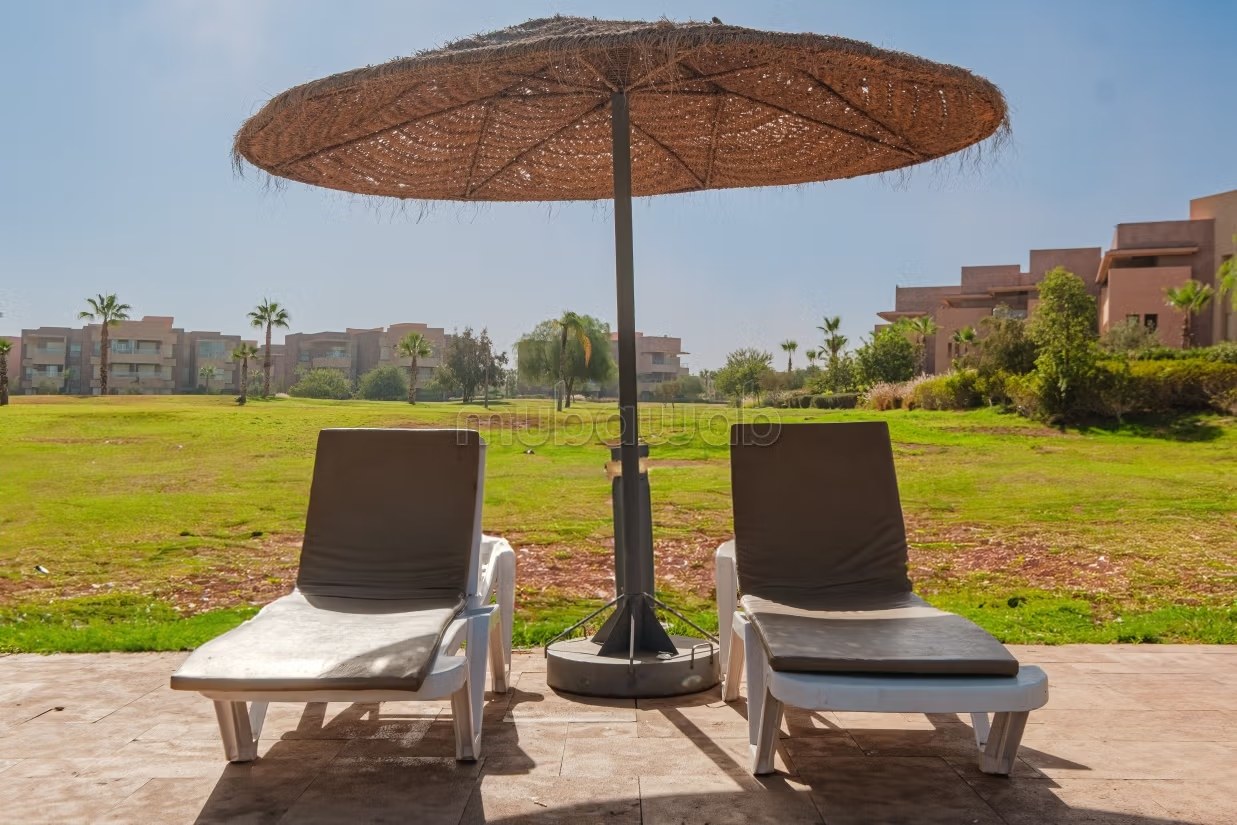 Superbe Appartement sur le golf equipee dun playstation 5 et un balançoire jardin