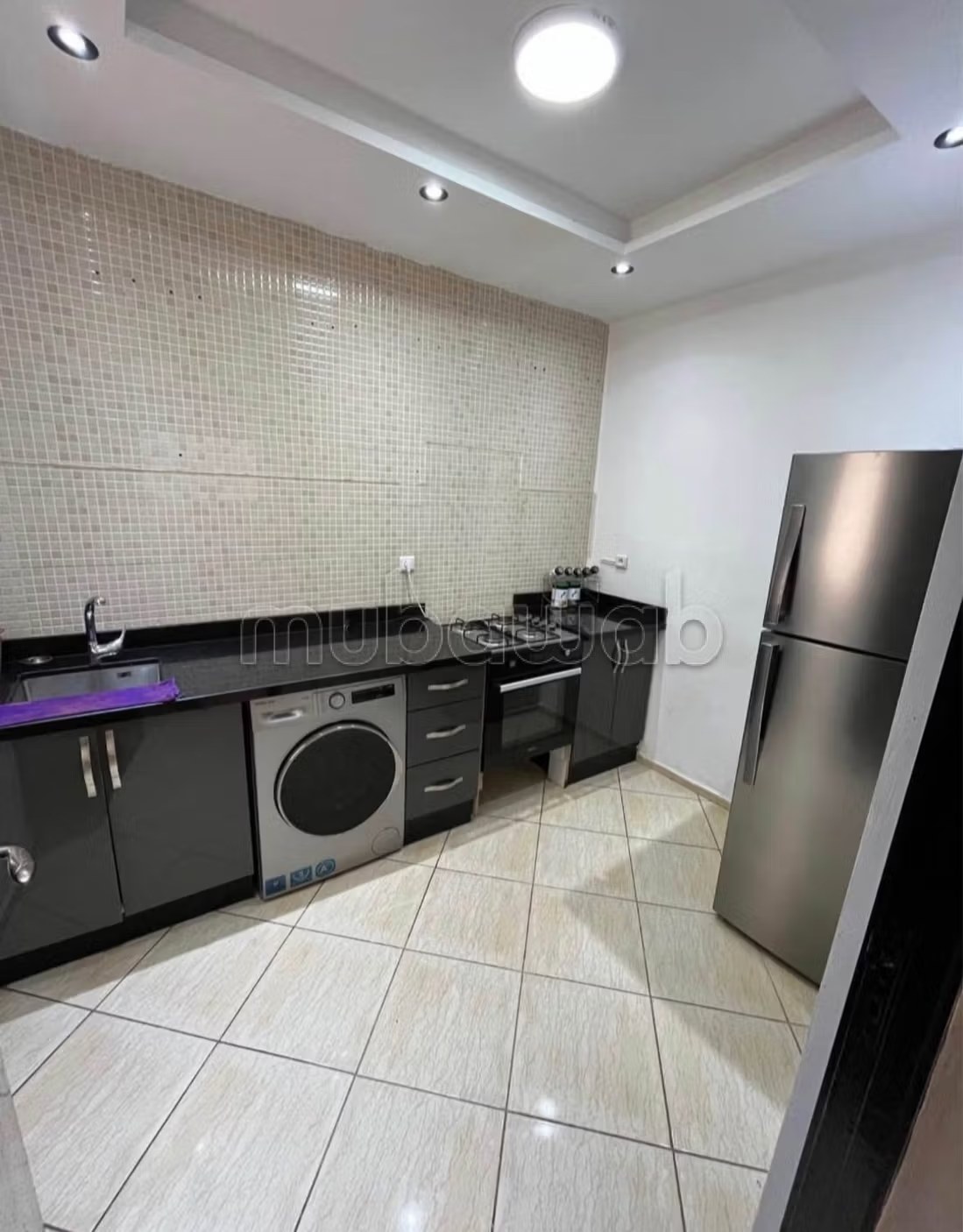 Location d'un appartement à Béni Mellal. 
Surface de 115 m². 
Salon traditionnel et système d'antenne parabolique