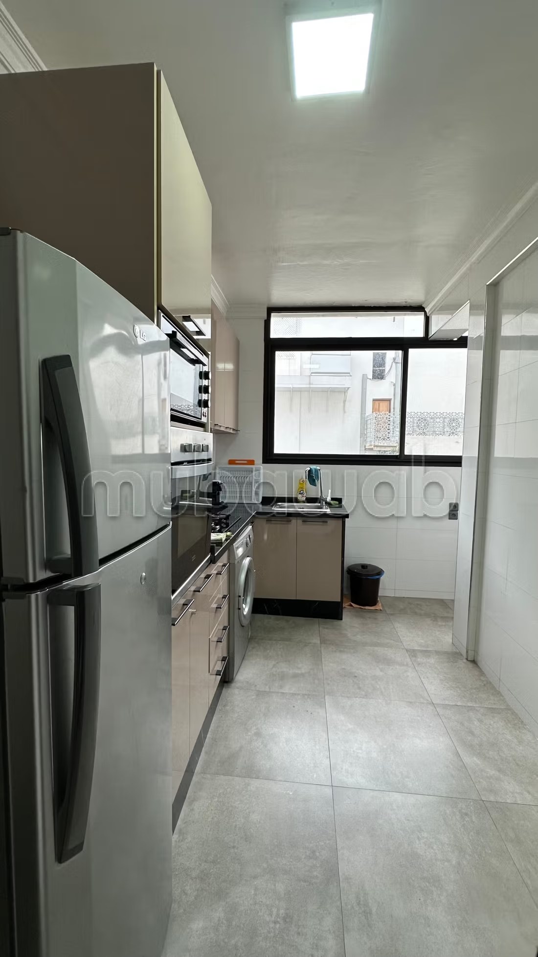 Location d'un appartement en Hassan Centre Ville. 
Surface totale 86 m². 
Double vitrage et porte blindée