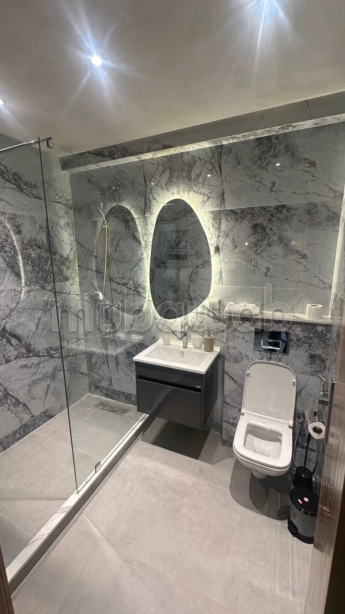 Location d'un appartement en Hassan Centre Ville. 
Surface totale 86 m². 
Double vitrage et porte blindée - Photo 6
