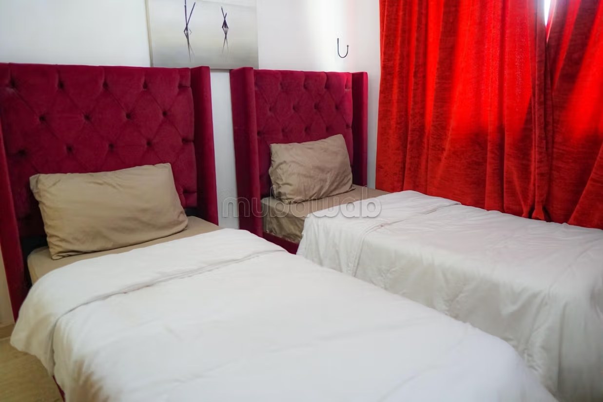 Location saisonnière à De La Plage. 2 belles chambres. Environnement calme avec vue sur la montagne, fenêtre double vitrage