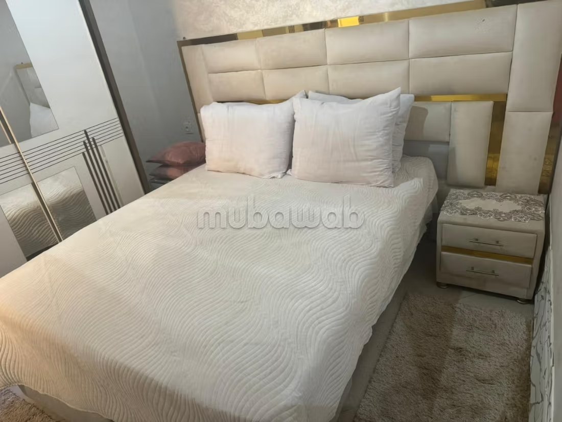 Appartements à louer à Hamria. Surface totale 90 m². Porte blindée, salon marocain